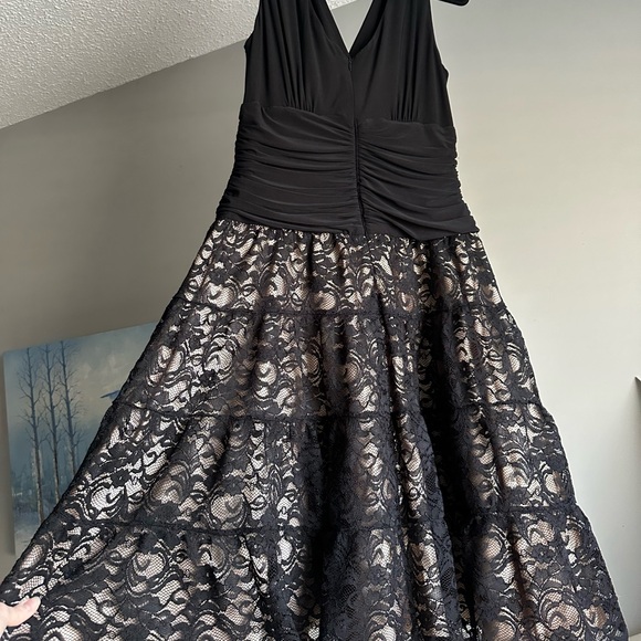 SUPER comfortable, classy black and lace dress. Gold underneath - Picture 2 of 9